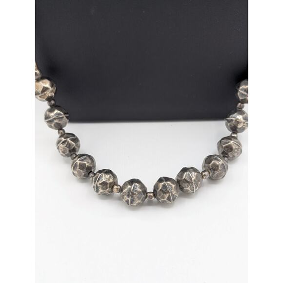 Vintage Hammered Round and Long Rod Bead Barrel Clasp Silver Tone Necklace - Picture 4 of 6